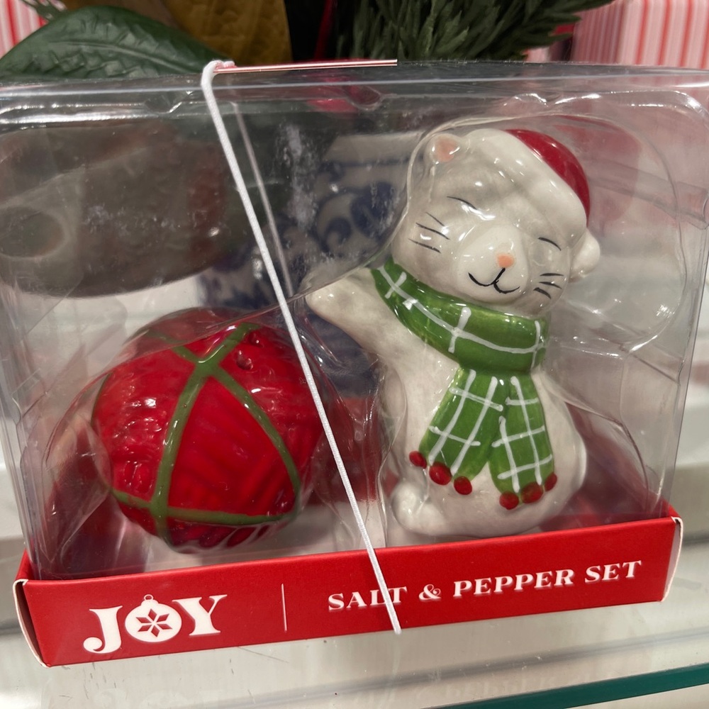 Christmas Santa Cat with Yarn Ball Ceramic Salt & Pepper Shakers NWT